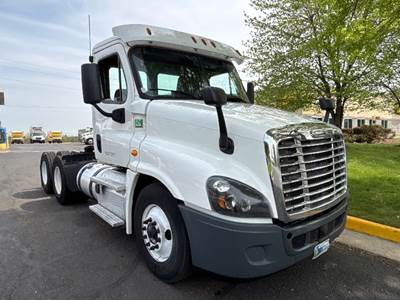 Freightliner Cascadia 125 Day Cab Truck - 455HP, 12 Speed Automatic