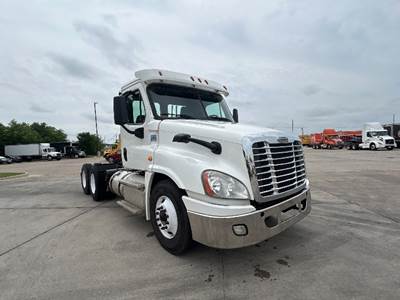 Freightliner Cascadia 125 Day Cab Truck - 450HP, 10 Speed Manual