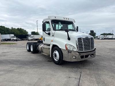 Freightliner Cascadia 125 Day Cab Truck - 450HP, 10 Speed Manual