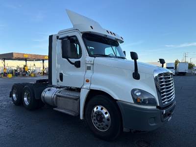 Freightliner Cascadia 125 Day Cab Truck - 435HP, 12 Speed Automatic