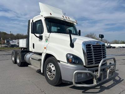 Freightliner Cascadia 125 Day Cab Truck - Cummins 450HP, 10 Speed Automatic