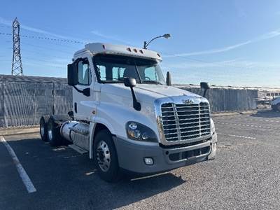 Freightliner Cascadia 125 Day Cab Truck - Cummins 450HP, 10 Speed Automatic