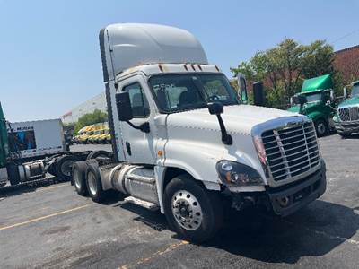 Freightliner Cascadia 125 Day Cab Truck - 450HP, 12 Speed Automatic