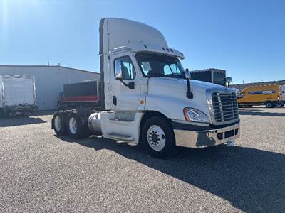 Freightliner Cascadia 125 Day Cab Truck - Cummins 450HP, 10 Speed Manual