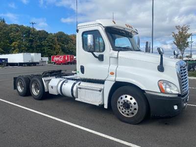 Freightliner Cascadia 125 Day Cab Truck - 455HP, 12 Speed Automatic