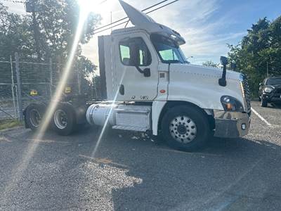 Freightliner Cascadia 125 Day Cab Truck - 475HP, 10 Speed Manual
