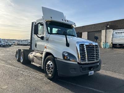 Freightliner Cascadia 125 Day Cab Truck - 435HP, 12 Speed Automatic
