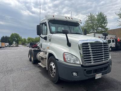 Freightliner Cascadia 125 Day Cab Truck - 450HP, 12 Speed Automatic