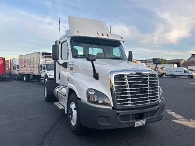 Freightliner Cascadia 125 Single Axle Day Cab Truck - 410HP, 10 Speed Manual