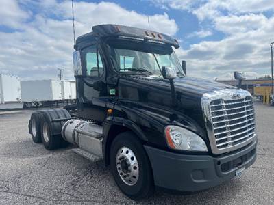 Freightliner Cascadia 125 Day Cab Truck - 455HP, 10 Speed Manual