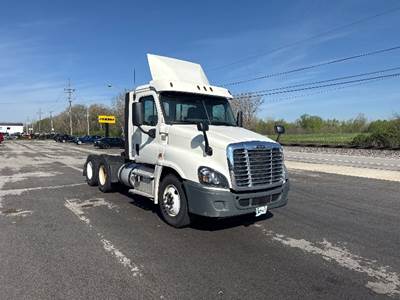 Freightliner Cascadia 125 Day Cab Truck - 450HP, 12 Speed Automatic