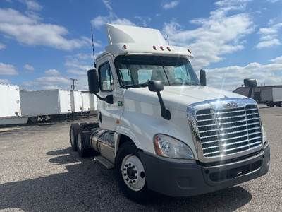 Freightliner Cascadia 125 Day Cab Truck - 450HP, 10 Speed Manual
