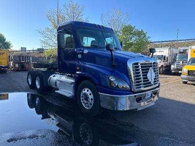 Freightliner Cascadia 125 Day Cab Truck - 435HP, 10 Speed Manual