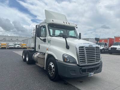 Freightliner Cascadia 125 Day Cab Truck - 435HP, 12 Speed Automatic
