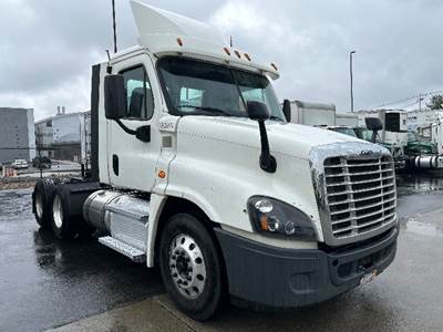 Freightliner Cascadia 125 Day Cab Truck - 435HP, 12 Speed Automatic