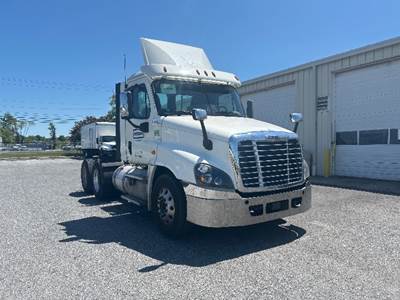 Freightliner Cascadia 125 Day Cab Truck - 435HP, 12 Speed Automatic