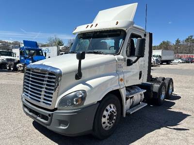 Freightliner Cascadia 125 Day Cab Truck - 435HP, 12 Speed Automatic