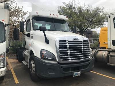 Freightliner Cascadia 125 Day Cab Truck - 435HP, 10 Speed Manual