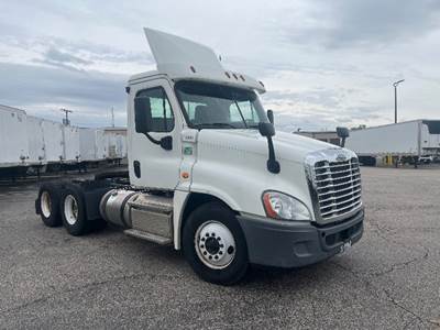 Freightliner Cascadia 125 Day Cab Truck - 450HP, 10 Speed Manual