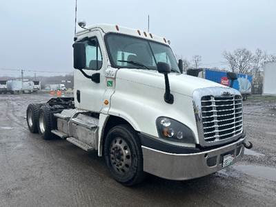 Freightliner Cascadia 125 Day Cab Truck - Cummins 450HP, 10 Speed Manual