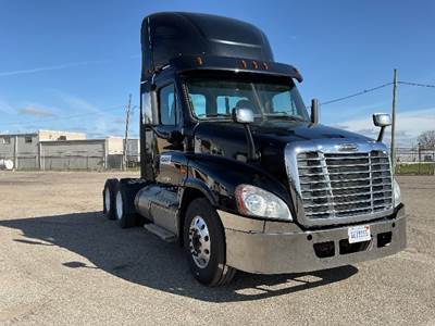 Freightliner Cascadia 125 Day Cab Truck - Cummins 450HP, 10 Speed Manual