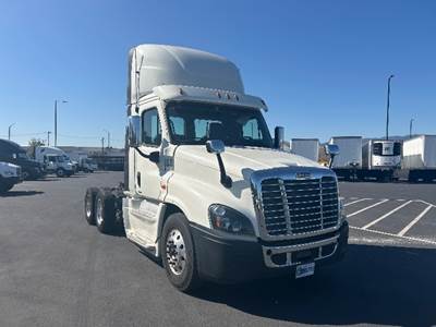 Freightliner Cascadia 125 Day Cab Truck - 455HP, 10 Speed Automatic