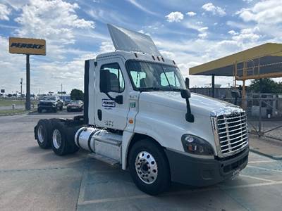 Freightliner Cascadia 125 Day Cab Truck - 450HP, 12 Speed Automatic