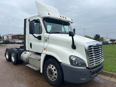 Freightliner Cascadia 125 Day Cab Truck - 435HP, 12 Speed Automatic