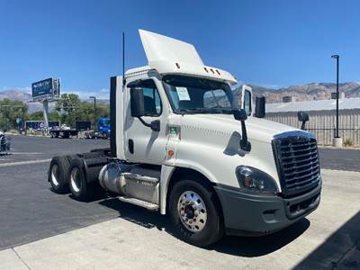 Freightliner Cascadia 125 Day Cab Truck - 435HP, 12 Speed Automatic