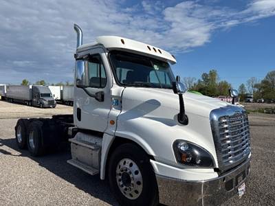 Freightliner Cascadia 125 Day Cab Truck - Cummins 450HP, 10 Speed Manual
