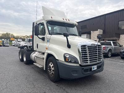 Freightliner Cascadia 125 Day Cab Truck - 435HP, 12 Speed Automatic