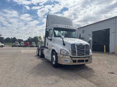 Freightliner Cascadia 125 Day Cab Truck - Cummins 450HP, 10 Speed Manual