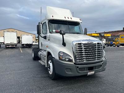 Freightliner Cascadia 125 Single Axle Day Cab Truck - 410HP, 10 Speed Manual