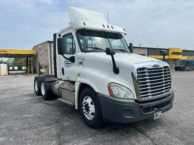 Freightliner Cascadia 125 Day Cab Truck - 455HP, 12 Speed Automatic