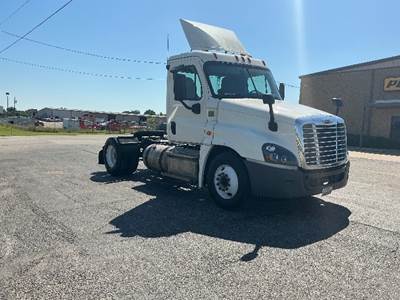 Freightliner Cascadia 125 Single Axle Day Cab Truck - 410HP, 10 Speed Manual