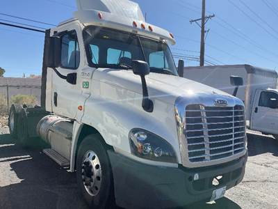Freightliner Cascadia 125 Day Cab Truck - 435HP, 12 Speed Automatic