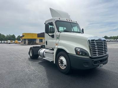 Freightliner Cascadia 125 Single Axle Day Cab Truck - 410HP, 12 Speed Automatic