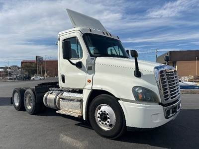 Freightliner Cascadia 125 Day Cab Truck - 435HP, 10 Speed Automatic