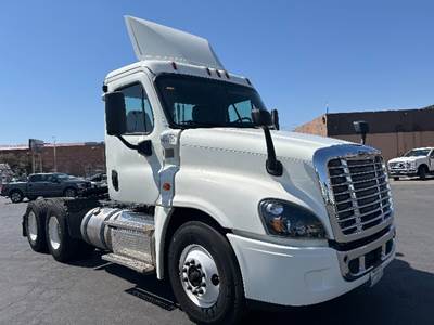Freightliner Cascadia 125 Day Cab Truck - 435HP, 10 Speed Automatic