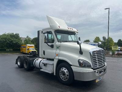 Freightliner Cascadia 125 Day Cab Truck - 435HP, 12 Speed Automatic