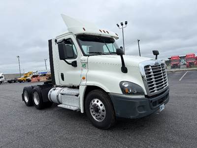 Freightliner Cascadia 125 Day Cab Truck - 435HP, 12 Speed Automatic