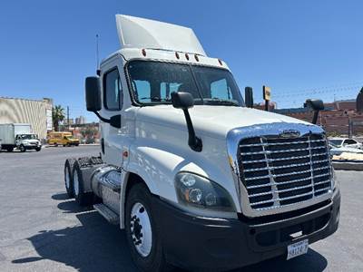 Freightliner Cascadia 125 Day Cab Truck - 435HP, 10 Speed Automatic