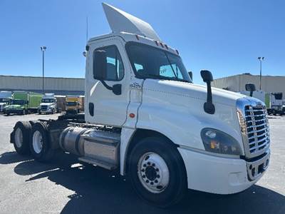 Freightliner Cascadia 125 Day Cab Truck - 435HP, 10 Speed Automatic
