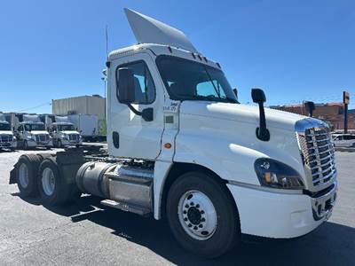 Freightliner Cascadia 125 Day Cab Truck - 435HP, 10 Speed Automatic