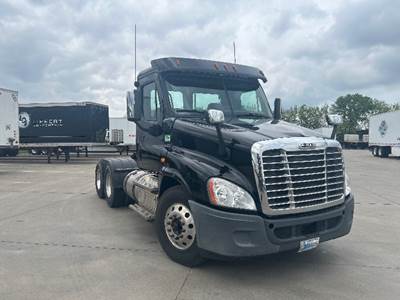 Freightliner Cascadia 125 Day Cab Truck - 455HP, 10 Speed Manual