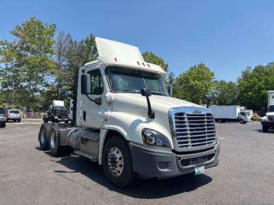 Freightliner Cascadia 125 Day Cab Truck - 435HP, 10 Speed Manual