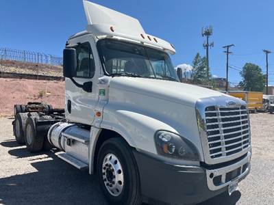 Freightliner Cascadia 125 Day Cab Truck - 435HP, 12 Speed Automatic