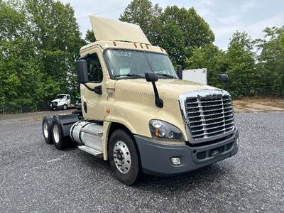 Freightliner Cascadia 125 Day Cab Truck - 475HP, 10 Speed Manual