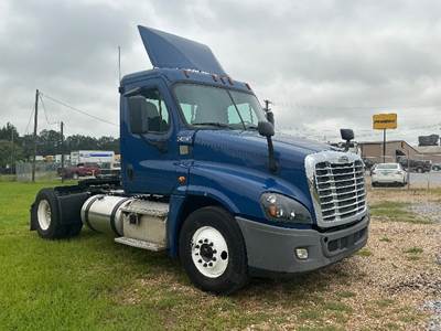 Freightliner Cascadia 125 Single Axle Day Cab Truck - 410HP, 10 Speed Manual