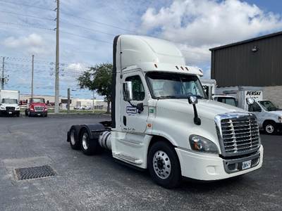 Freightliner Cascadia 125 Day Cab Truck - 455HP, 10 Speed Automatic